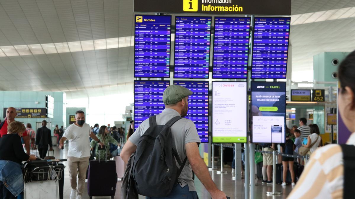 Panell d&#039;informació de sortides de vols de l&#039;aeroport del Prat