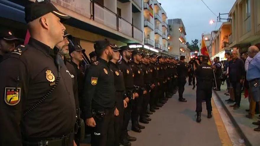 Vítores a la Policía Nacional en Pineda de Mar (Barcelona)