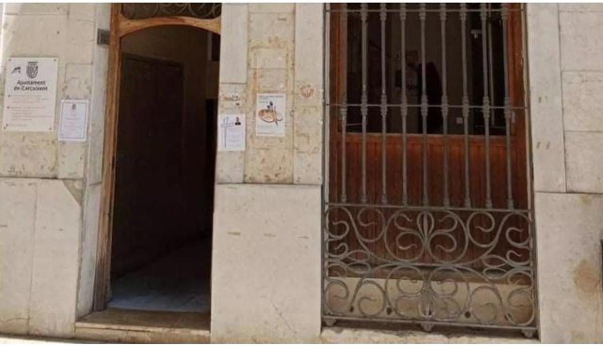 Puerta de acceso a la escalera del juzgado de paz que ha provocado numerosas quejas durante años.