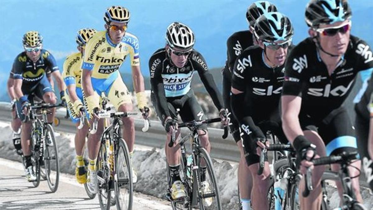 Contador (de pie), detrás de los Sky y delante de Valverde, en la etapa de la Volta que ayer finalizó en La Molina.