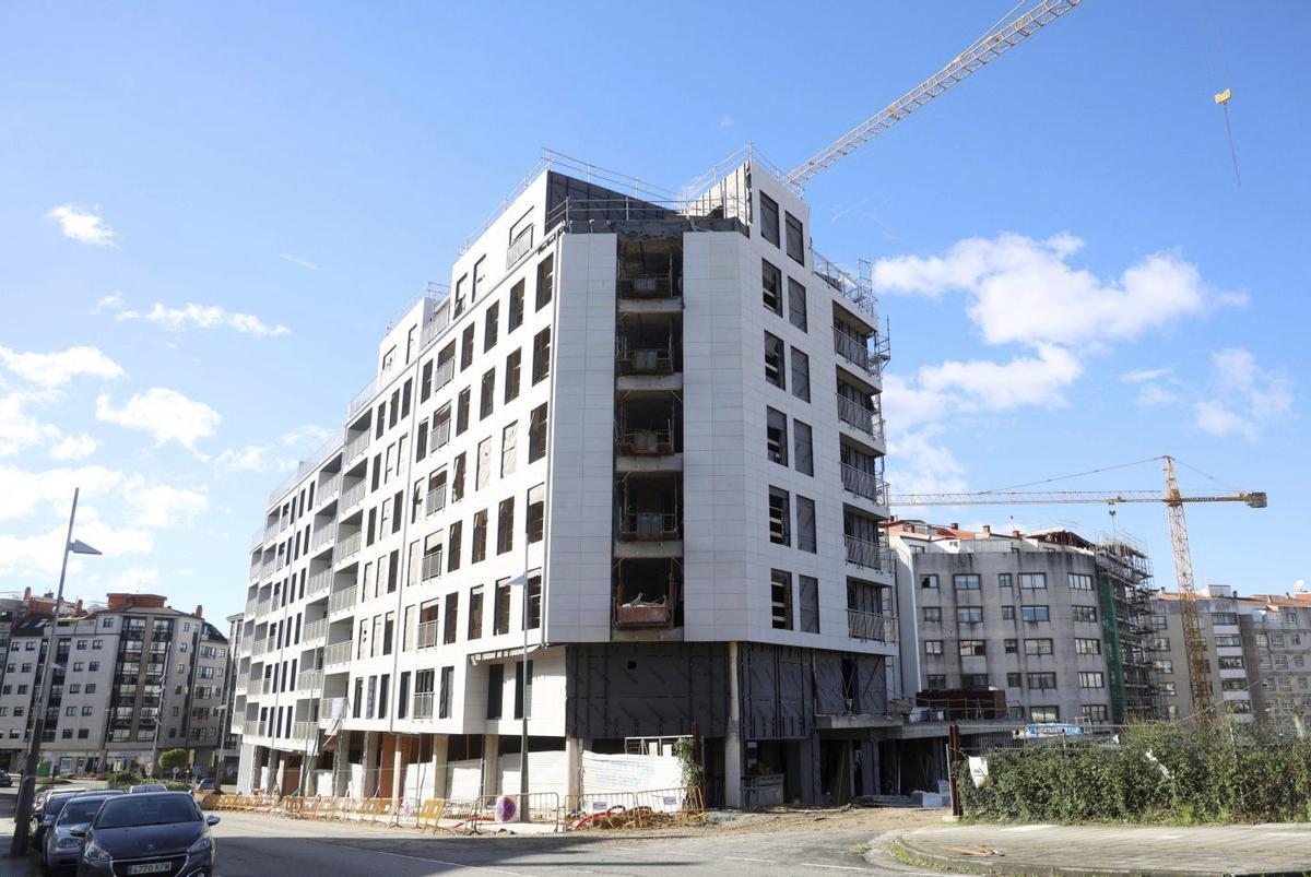 Un edificio residencial en construcción en la calle Eduardo Pondal.