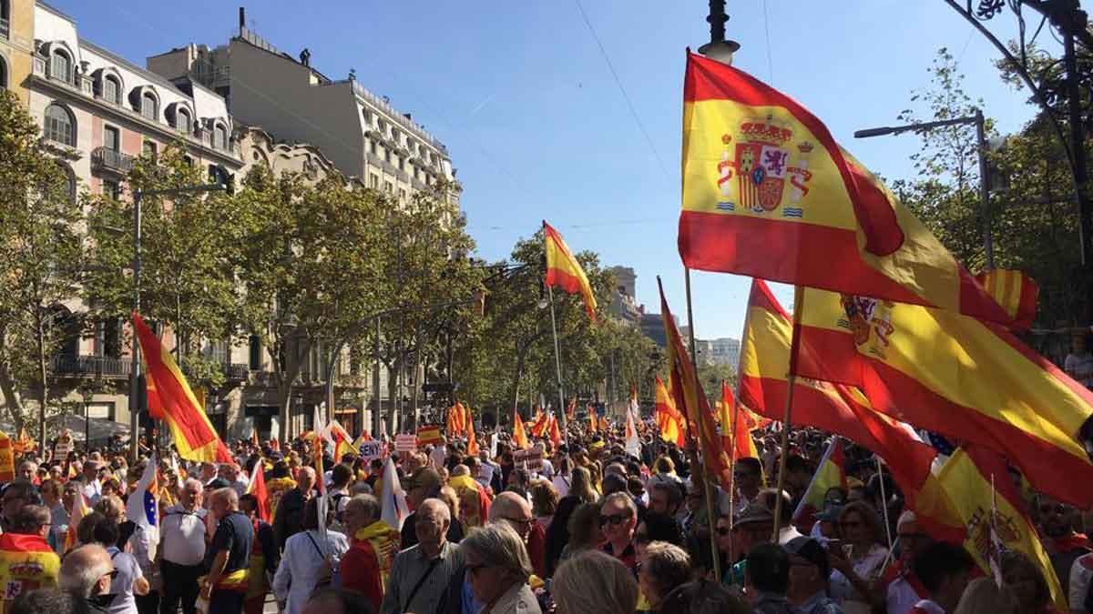 Miles de constitucionalistas marchan contra el "procés" en Barcelona