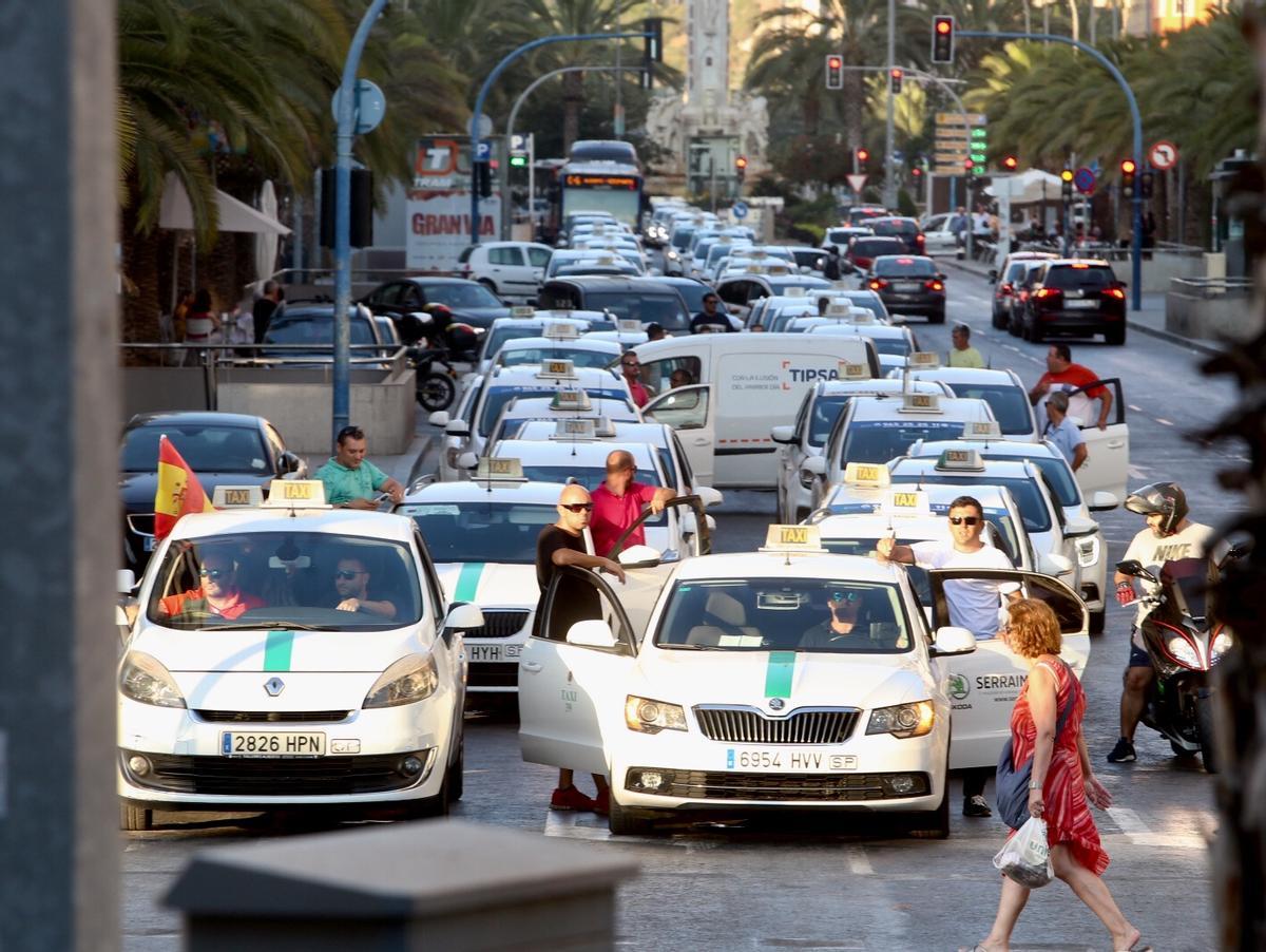 Una protesta de taxistas ilicitanos en la ciudad de Alicante en julio de 2018