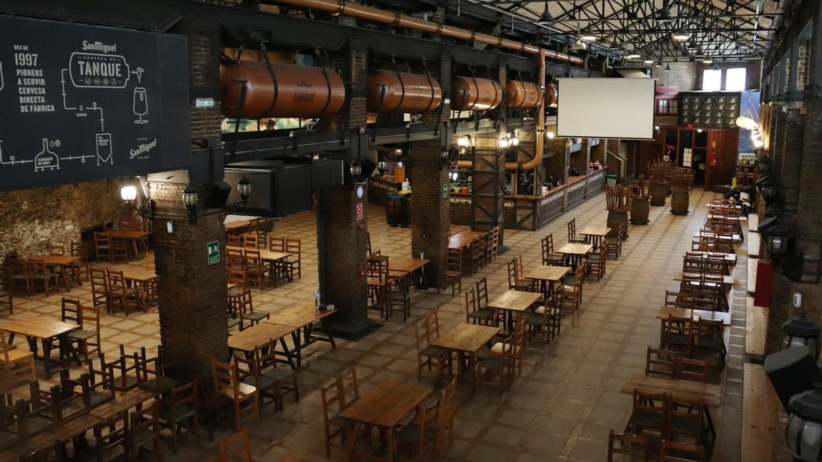 Pla obert de la cerveseria l&#039;Ovella Negra del Poble Nou de Barcelona completament buida