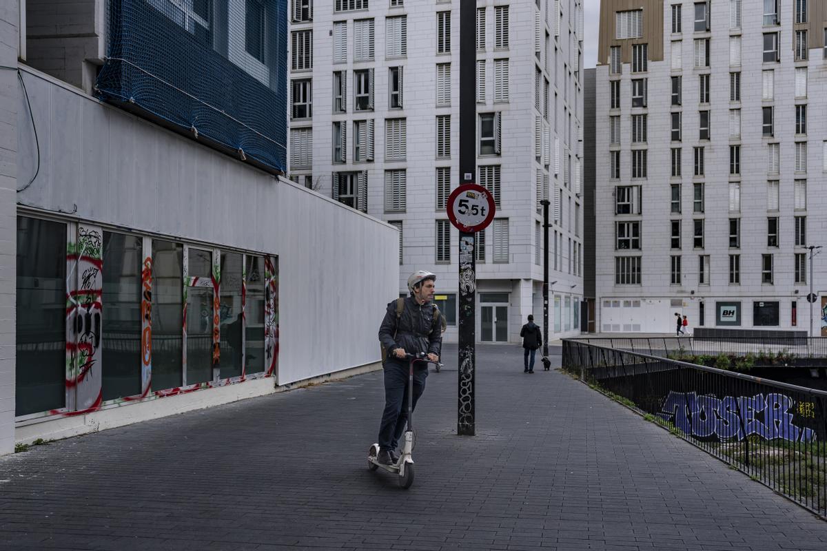 Desertización comercial y degradación del espacio público alrededor del Baluard del Migdia, detrás de la estación de França