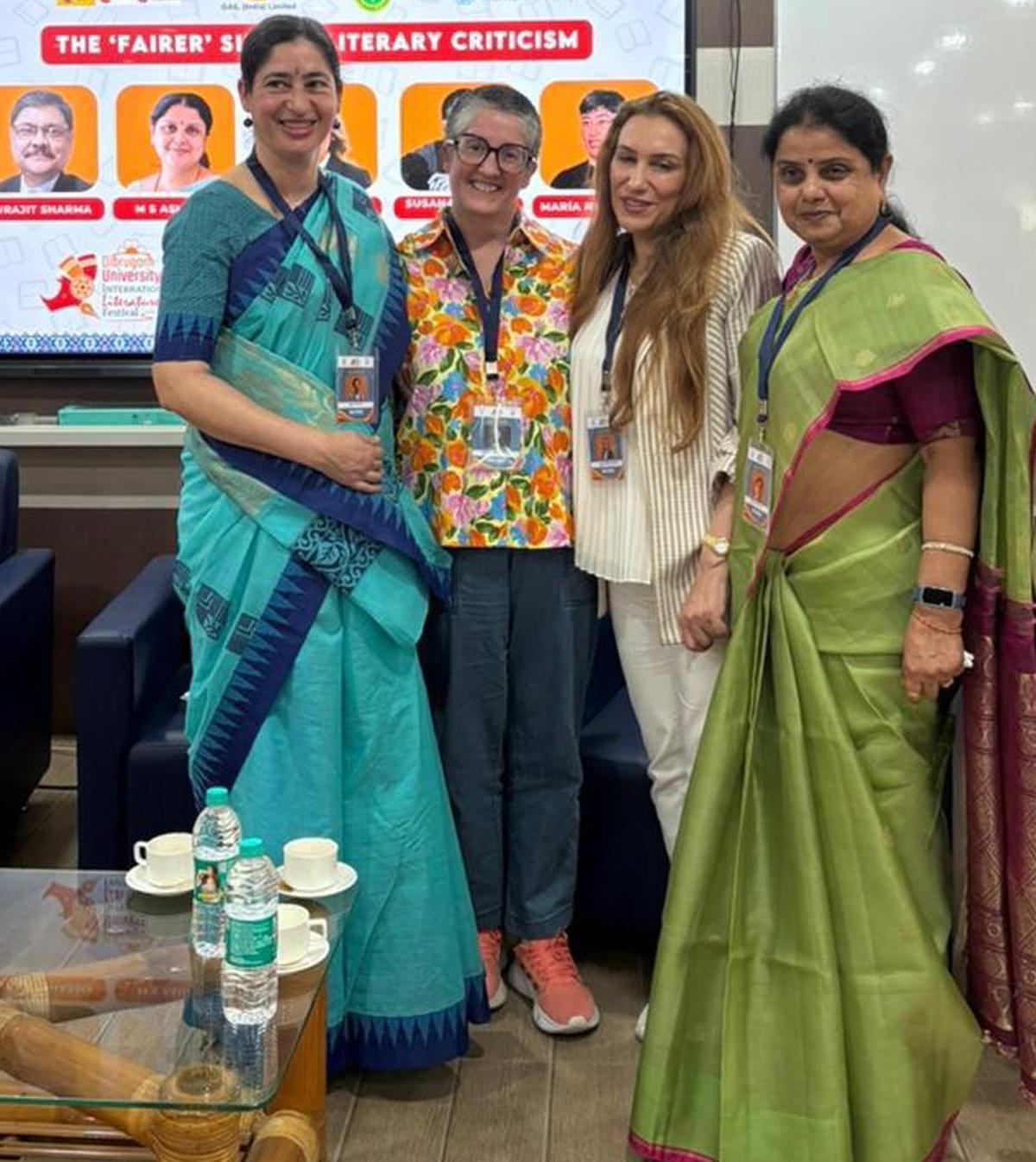 Aríns (segunda pola esquerda) xunto a outras poñentes.  |