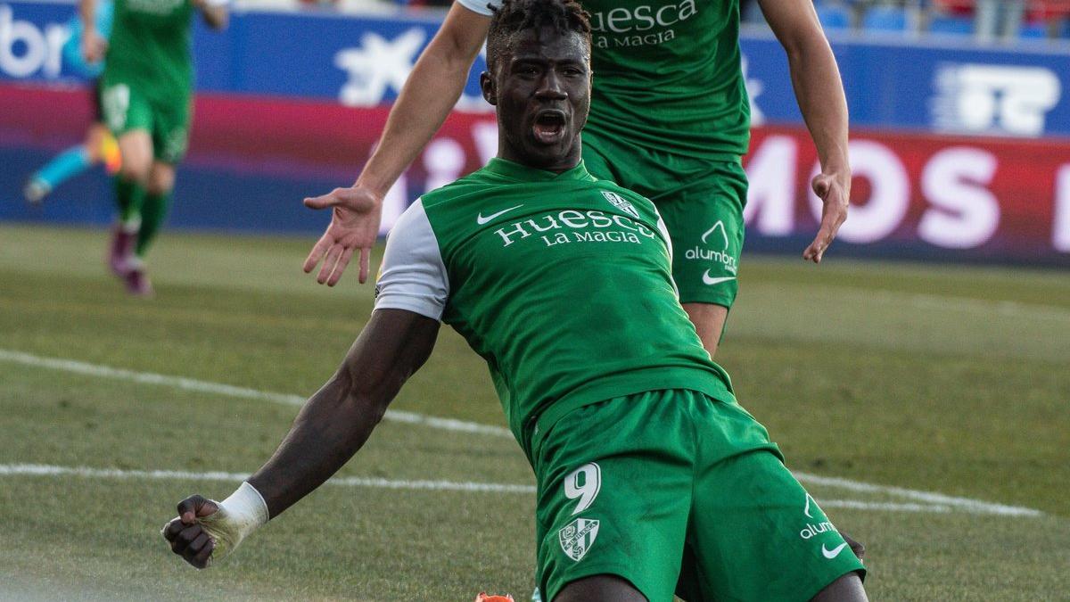 Obeng celebra un gol