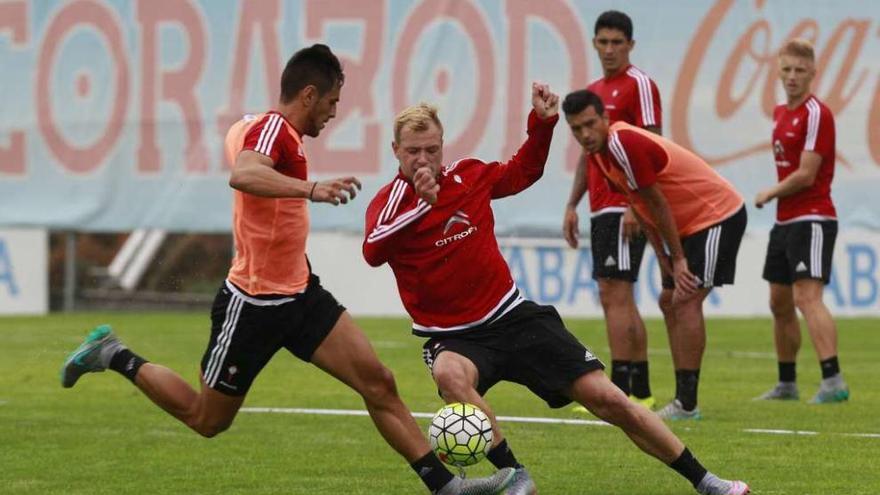 John Guidetti disputa un balón a David Costas durante un reciente entrenamiento del Celta en A Madroa. // Ricardo Grobas