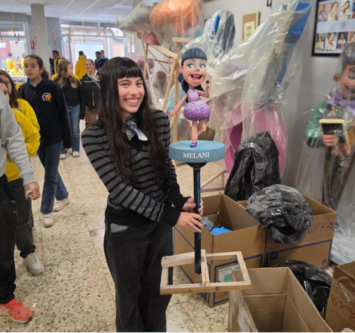 La cantante Melani García con el ninot que le representa de la falla Sant Roc de Paterna.