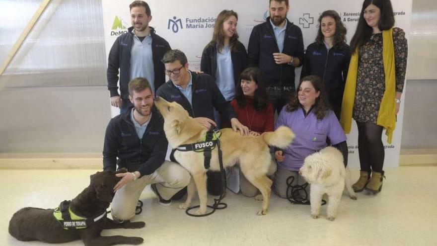 Parte del equipo que adiestró a los perros que participan en la terapia con niños en el Materno.