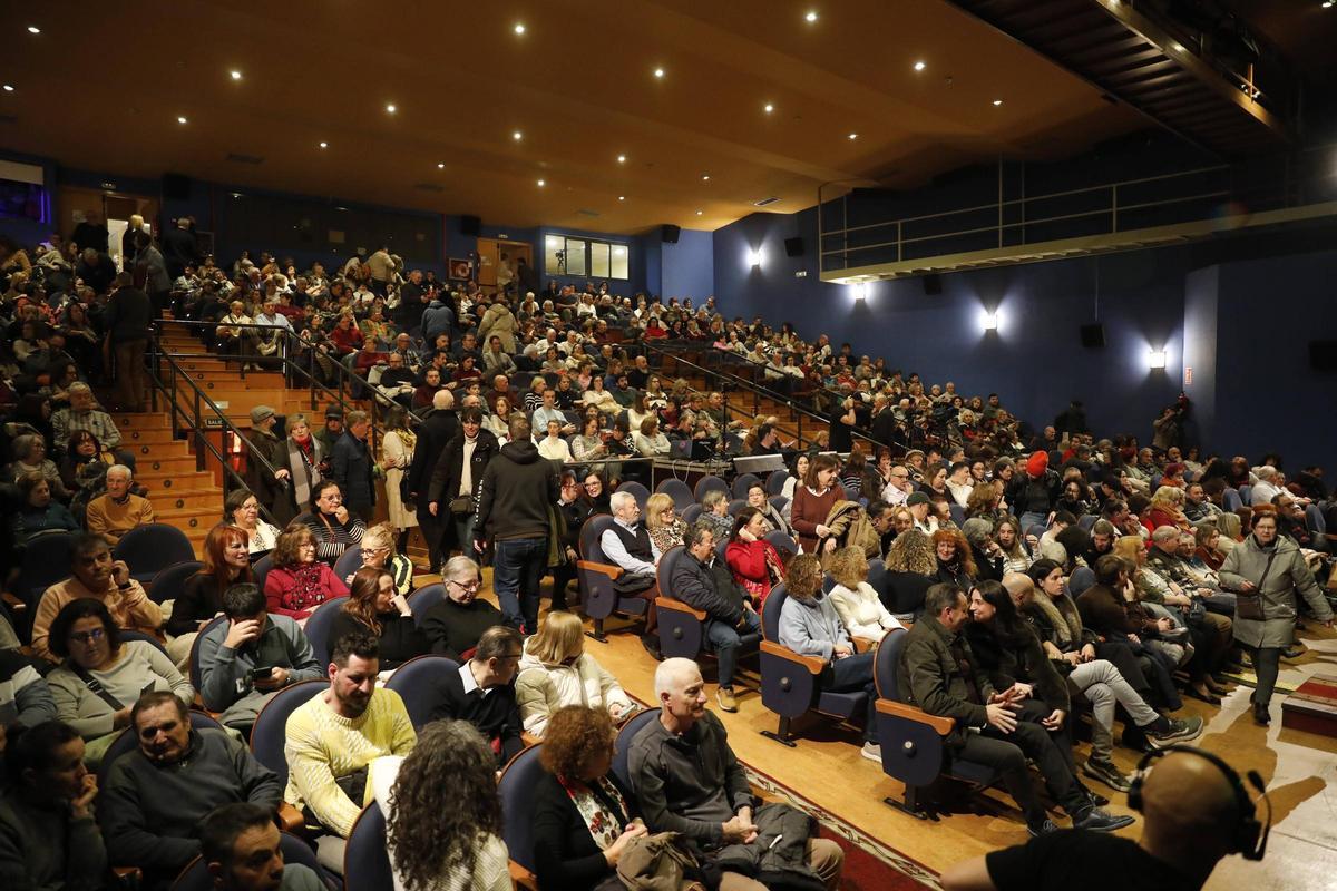 Público en el teatro José León Delestal de La Felguera.