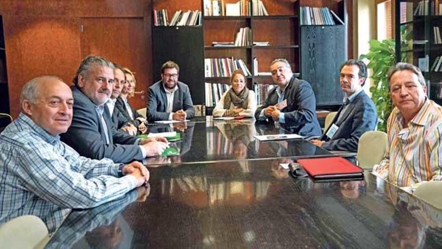 Los tenientes de alcalde Aurora Jhardi y Antoni Noguera, con los representantes de vecinos, restauradores y comerciantes.