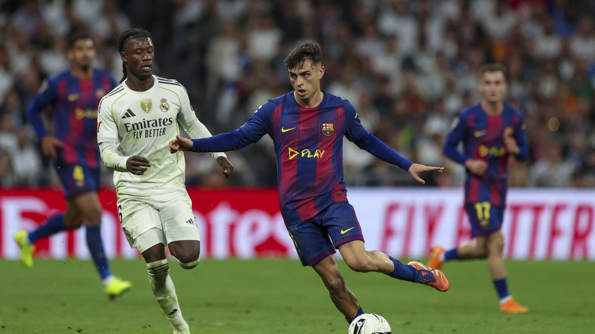 Camavinga corre junto a Pedri, en un instante del clásico.