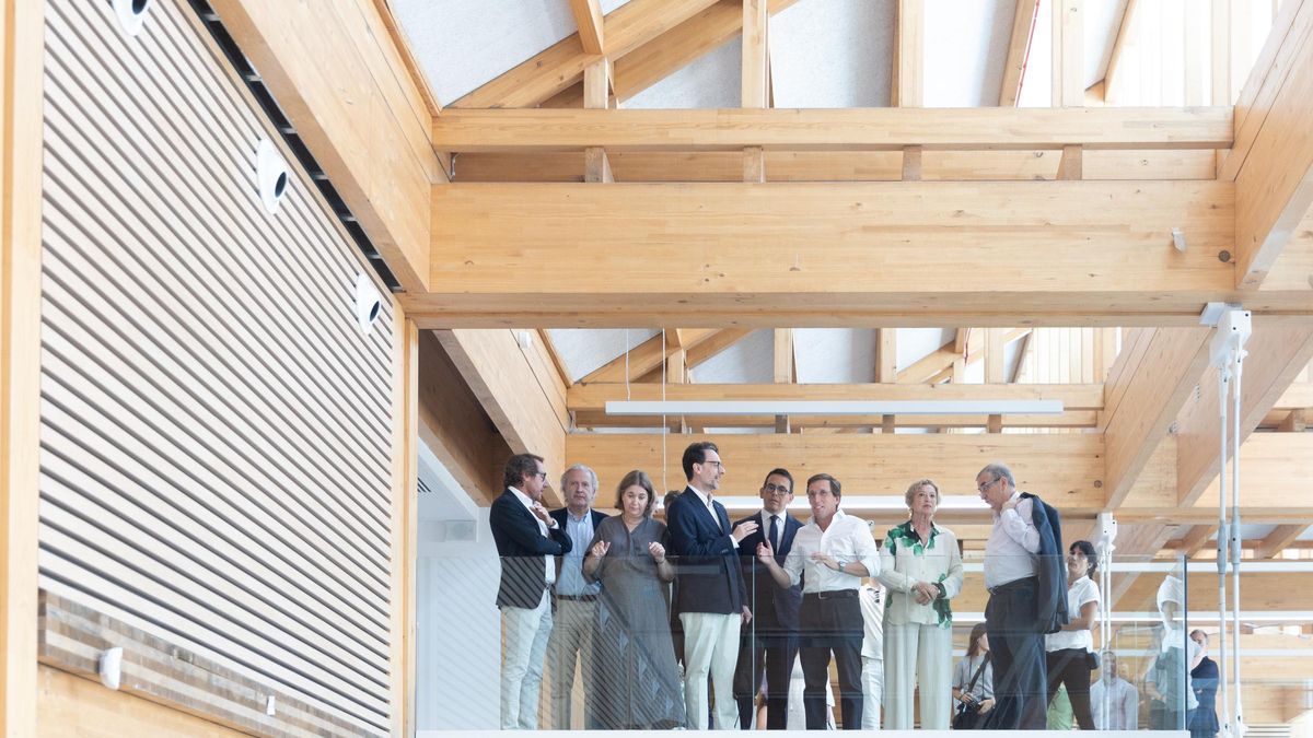 El alcalde de Madrid, José Luis Martínez-Almeida, visita las obras de construcción del nuevo centro cultural con biblioteca del barrio de Butarque.