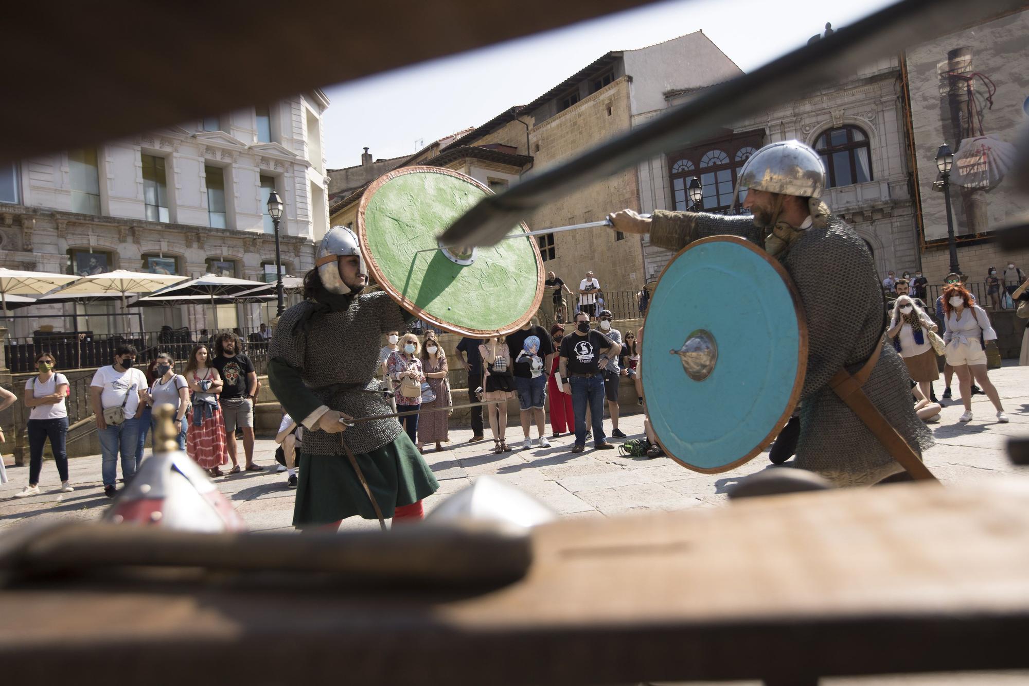 Duelo de espadas a los pies de la Catedral de Oviedo