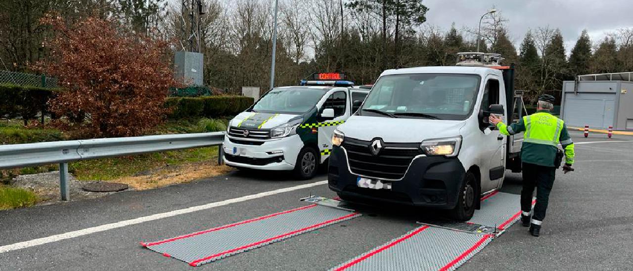 Control de peso de la Guardia Civil de Tráfico a una furgoneta.