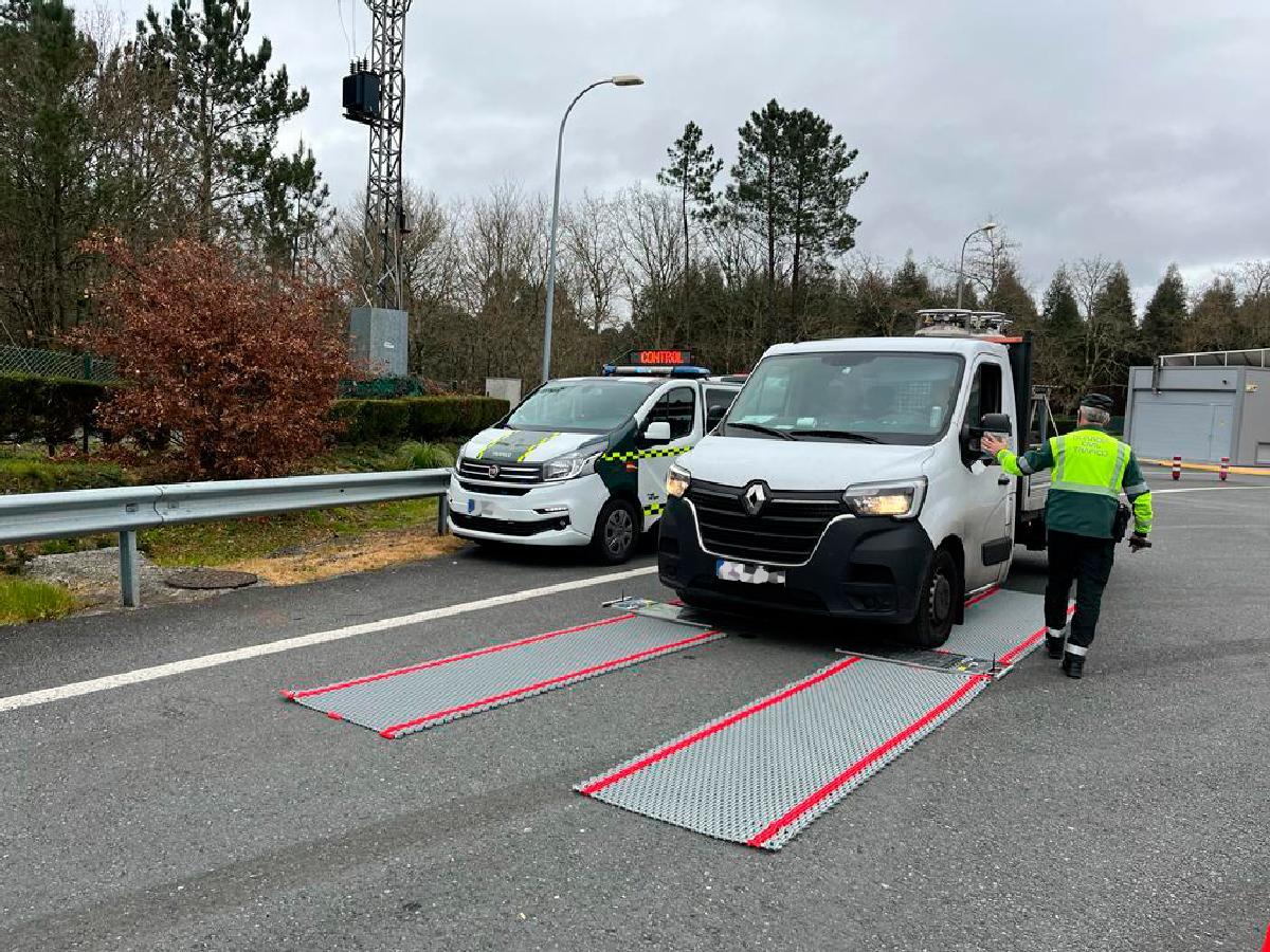 Control de peso de la Guardia Civil de Tráfico a una furgoneta.
