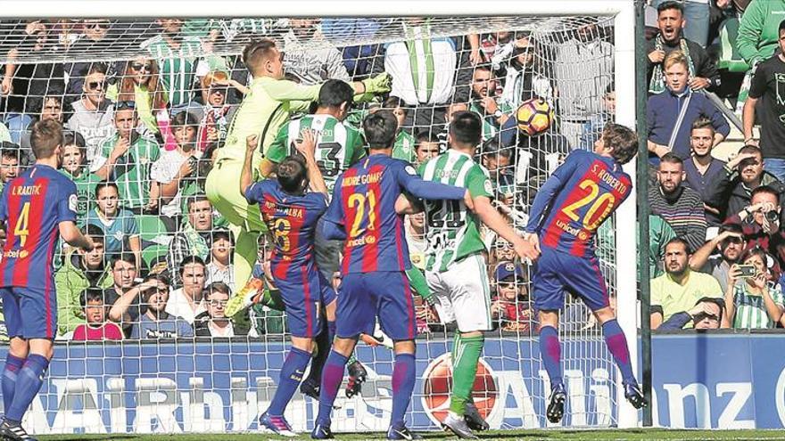 El Barça decepciona ante un Betis peleón