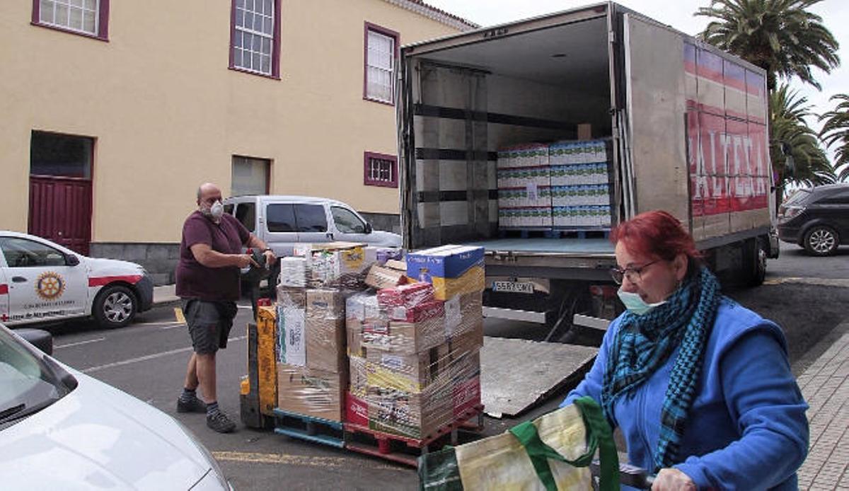 Imagen tomada ayer en el exterior de un supermercado de La Laguna.