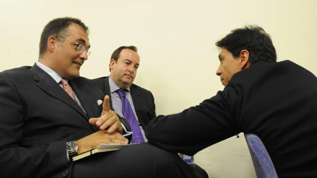 Pedro Orts, García Osuna y Antonio Blasco, antes de una junta de accionistas del CD Castellón.