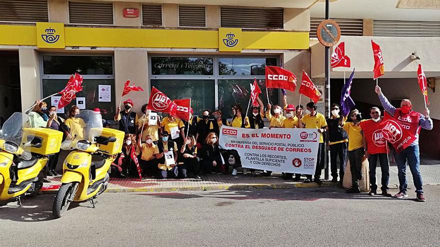 Trabajadores de Eivissa en la protesta de ayer.