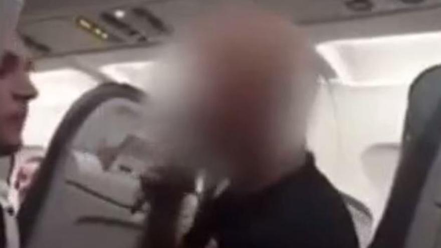 Amenaza con cortar la cabeza a la azafata en un vuelo que salía de Gran Canaria