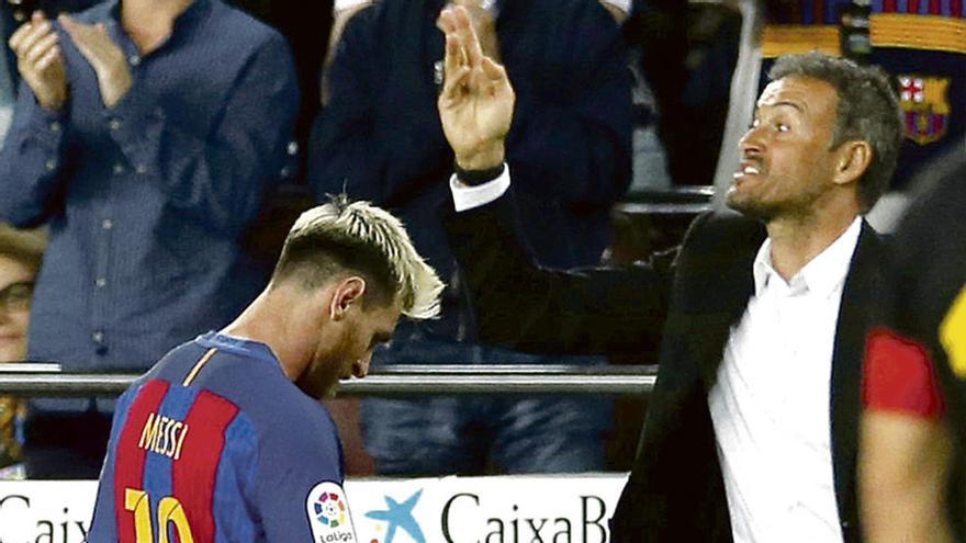 Messi se retira mientras Luis Enrique da instrucciones.