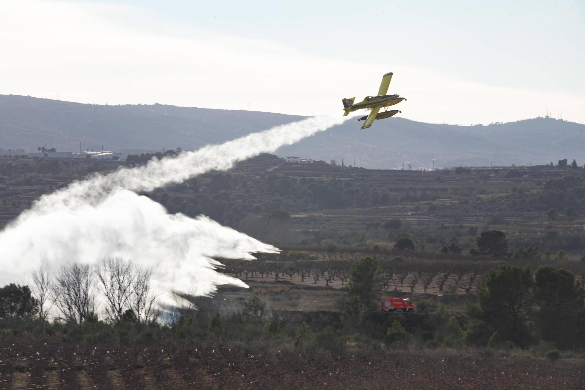 Movilizan varios medios aéreas para extinguir un incendio cercano a una pirotecnica en Bèlgida