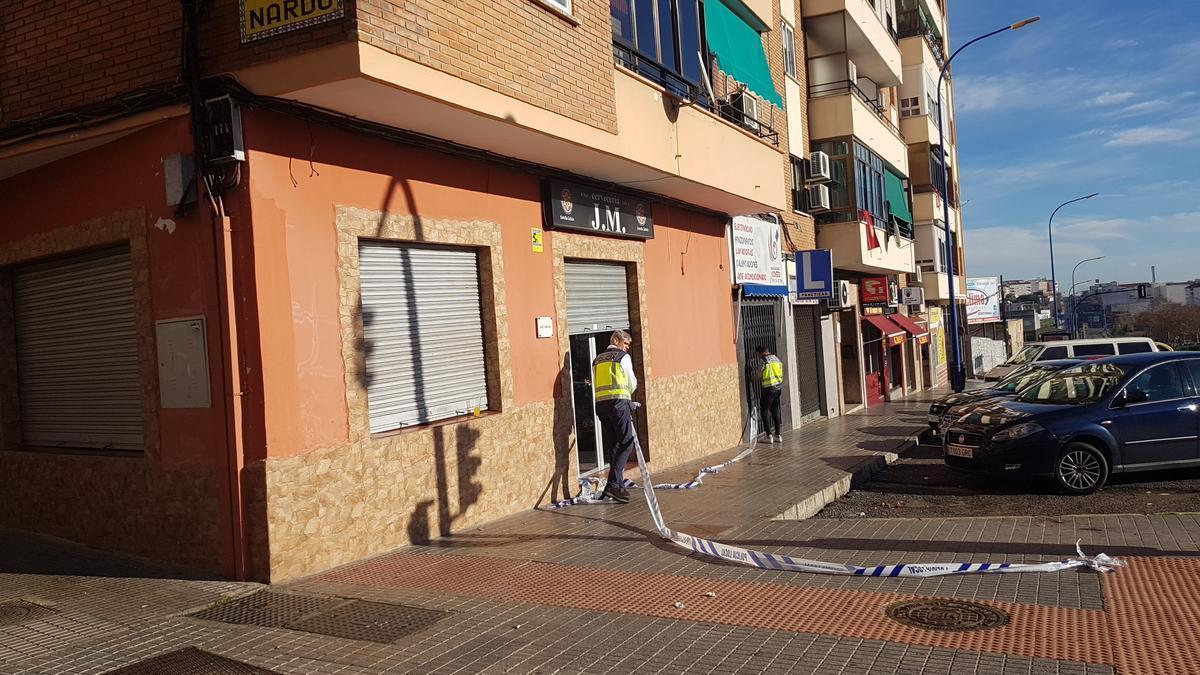 Agentes de la Policía Nacional en la puerta del bar JM de Badajoz el día del crimen, el 25 de diciembre de 2019.