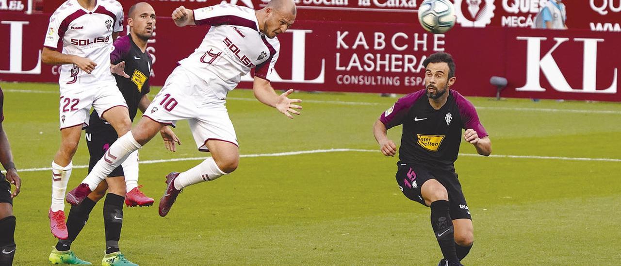 Zozulia cabecea en el tanto del empate del Albacete ante el Sporting.