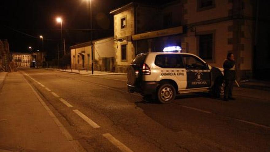 Un vehículo de la Guardia Civil en un control en la noche de ayer en Bermillo de Sayago.