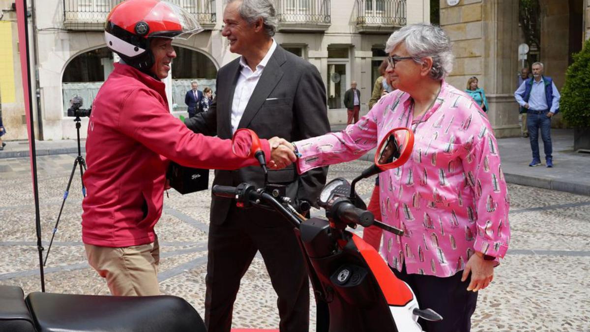 José Manuel Entrecanales y Ana González saludan a uno de los motoristas que realizaron ayer la ruta. | Irene Sirgo