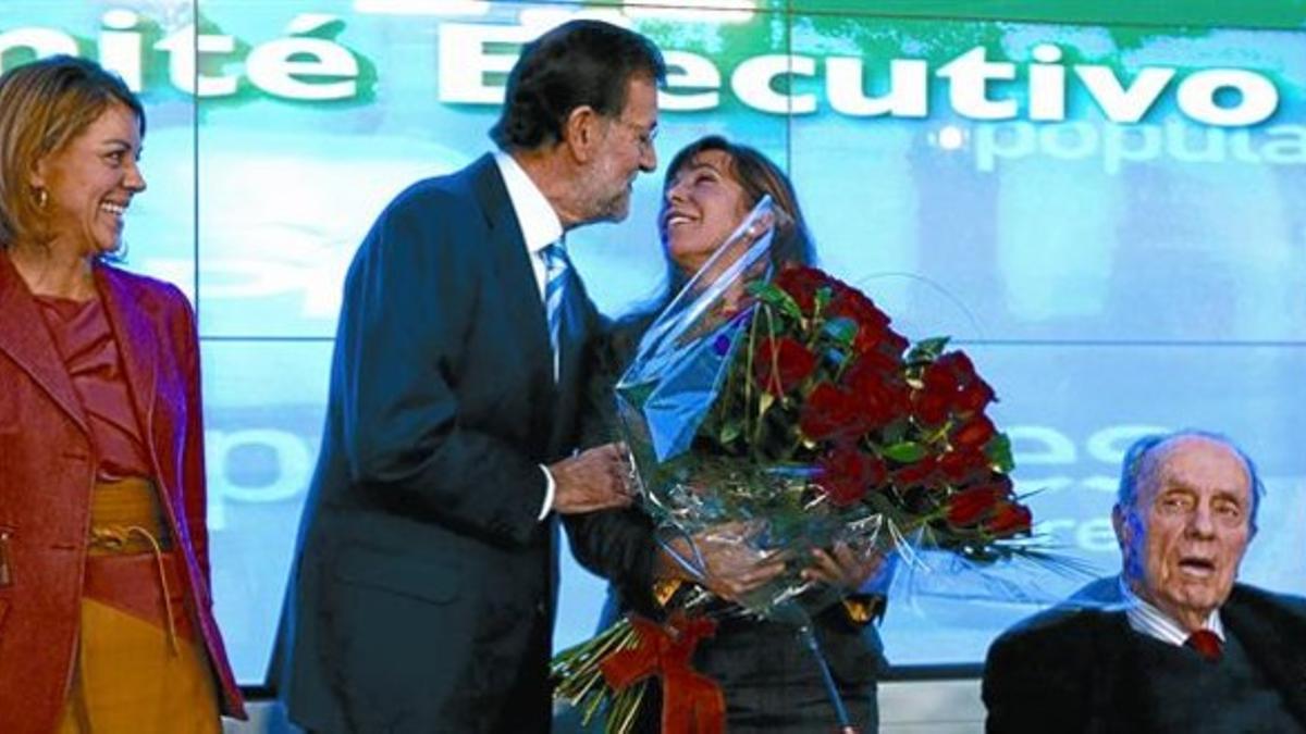 Rajoy felicita a Sánchez-Camacho en presencia de Fraga y Cospedal, en la sede del PP en Madrid.