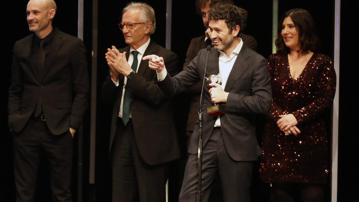 Sorogoyen, tras recibir el premio a mejor película por 'As bestas'.