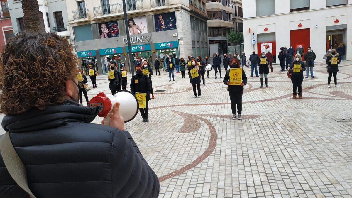 Un momento de la protesta de los peluqueros en la Plaça de Baix de Elche esta mañana