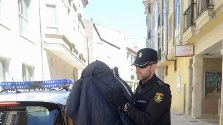 Agentes de la Guardia Civil con un detenido. // NP