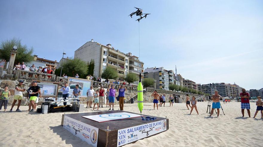 Un dron sobrevolando la playa de silgar en una exhibición anterior para el servicio de socorristas. // Gustavo Santos