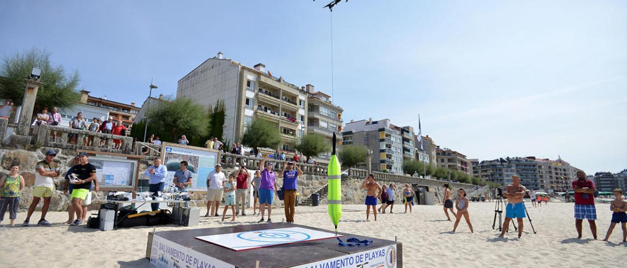 Un dron sobrevolando la playa de silgar en una exhibición anterior para el servicio de socorristas. // Gustavo Santos