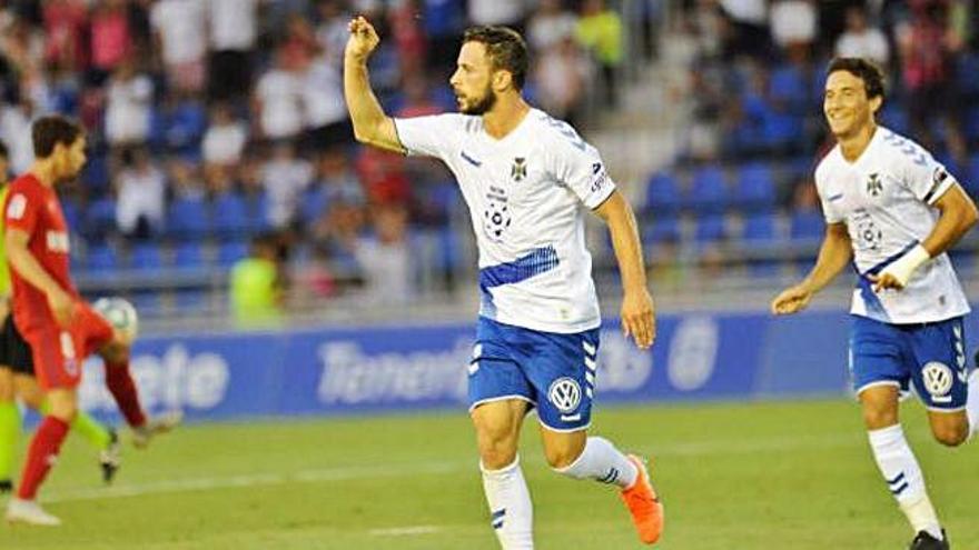 Malbasic celebra su gol, el tercero del Tenerife contra el Numancia.