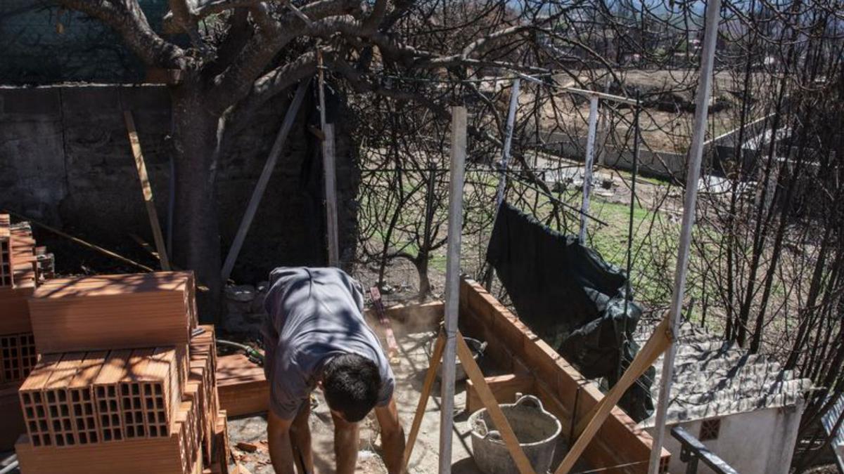 Treballs de reconstrucció en un dels habitatges  | OSCAR BAYONA