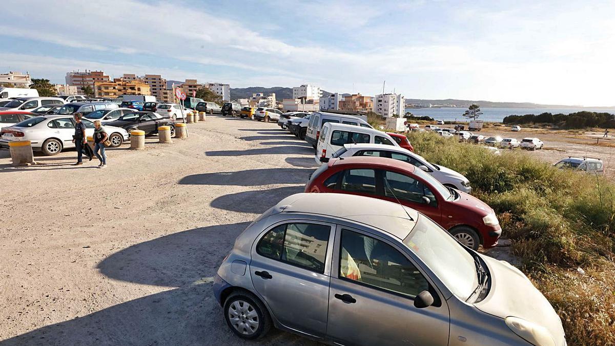 El amplio aparcamiento de ses Variades, con la vista del mar al fondo.