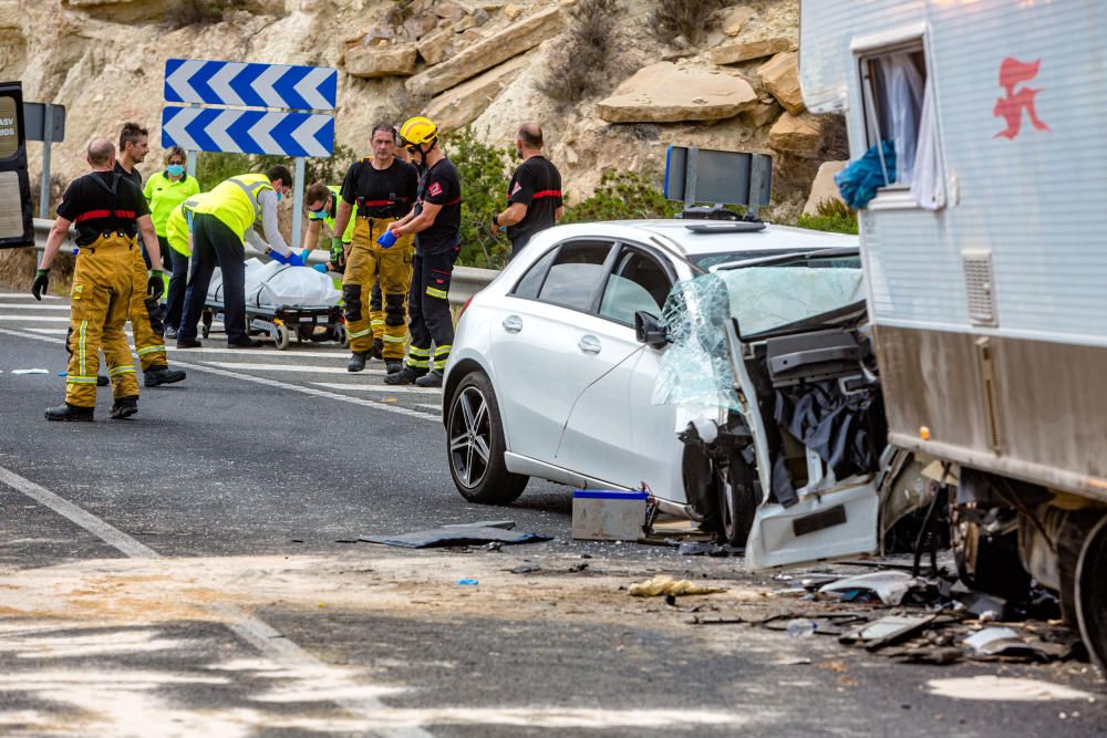 Un coche y una autocaravana han chocado a la altura de la venta Lanuza y la carretera ha sido cortada