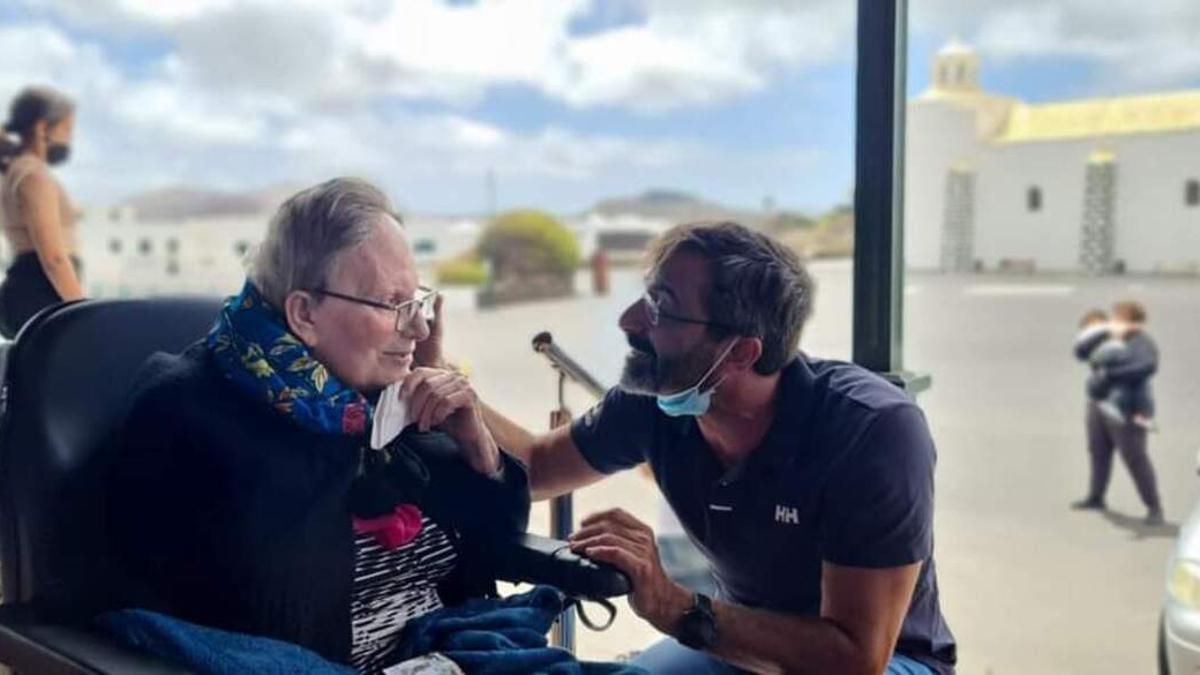 Margarita Gutiérrez y Pedro San Ginés, en Mancha Blanca (Tinajo), con la ermita de Los Dolores al fondo.