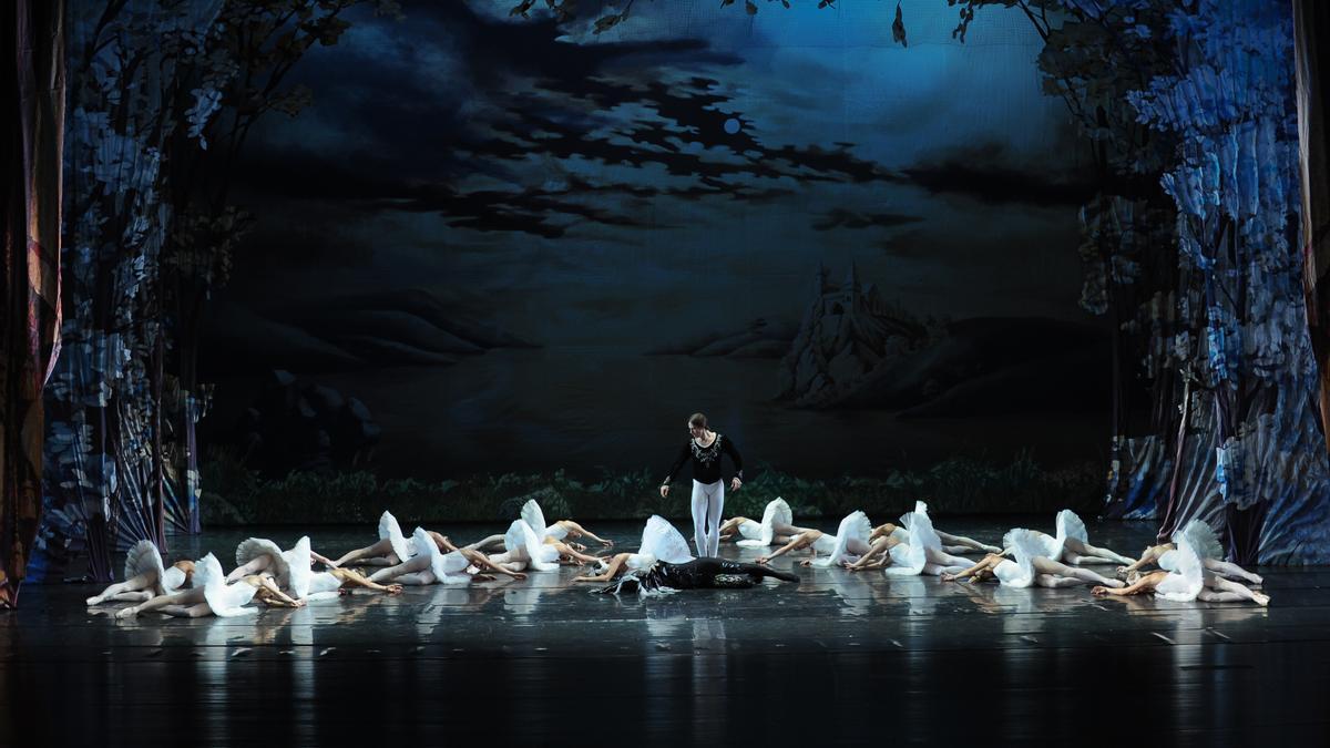 Escena de &quot;El lago de los cisnes&quot; representada por el Ballet de Kiev.