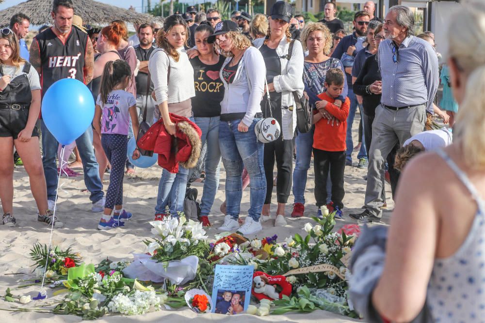 Vecinos de Orihuela Costa rinden homenaje al niño fallecido tras chocar con otro mientras jugaba