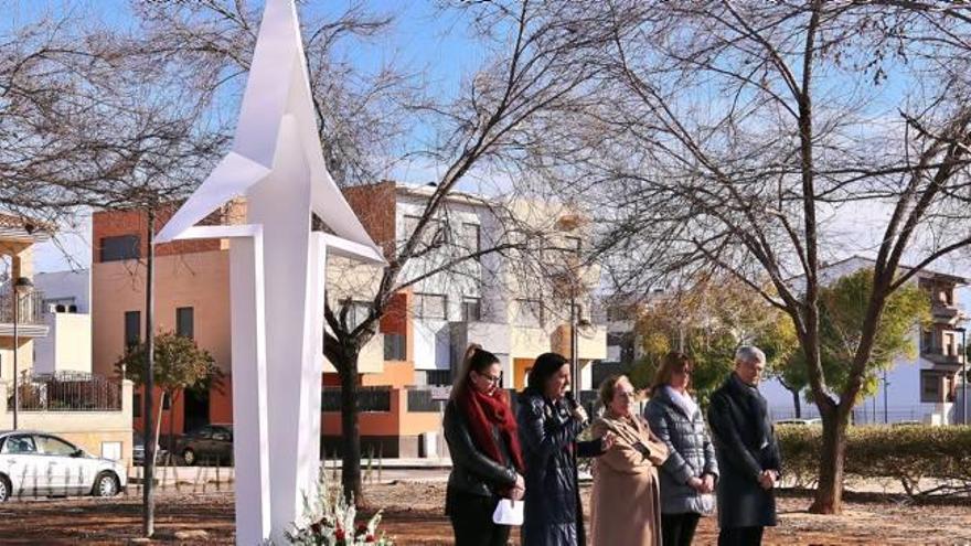 Autoridades y familiares en la inauguración del monumento levantado en recuerdo de las víctimas del accidente aéreo ocurrido en 1972.