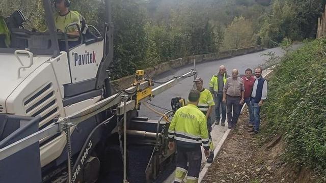 Imagen de archivo de las obras de la carretera PI-12, durante una visita del alcalde de Piloña, Iván Allende.