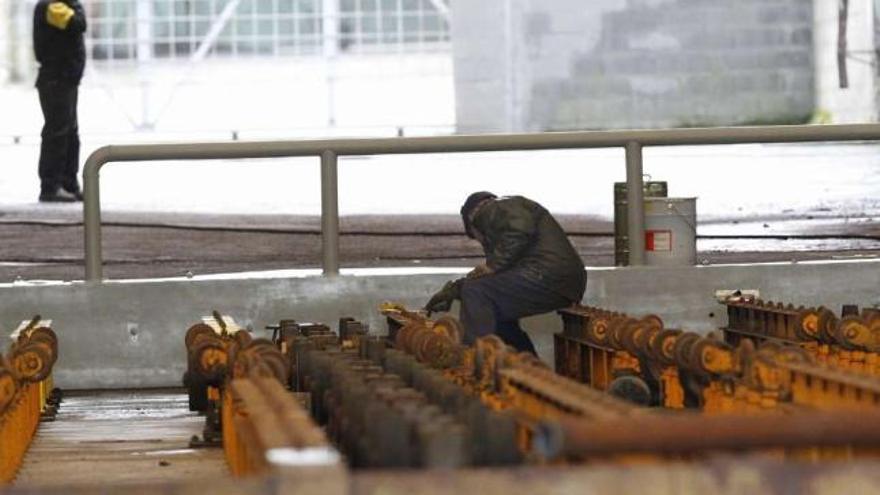 Trabajadores de Hijos de J. Barreras trabajan en la puesta a punto del astillero vigués.  // Ricardo Grobas