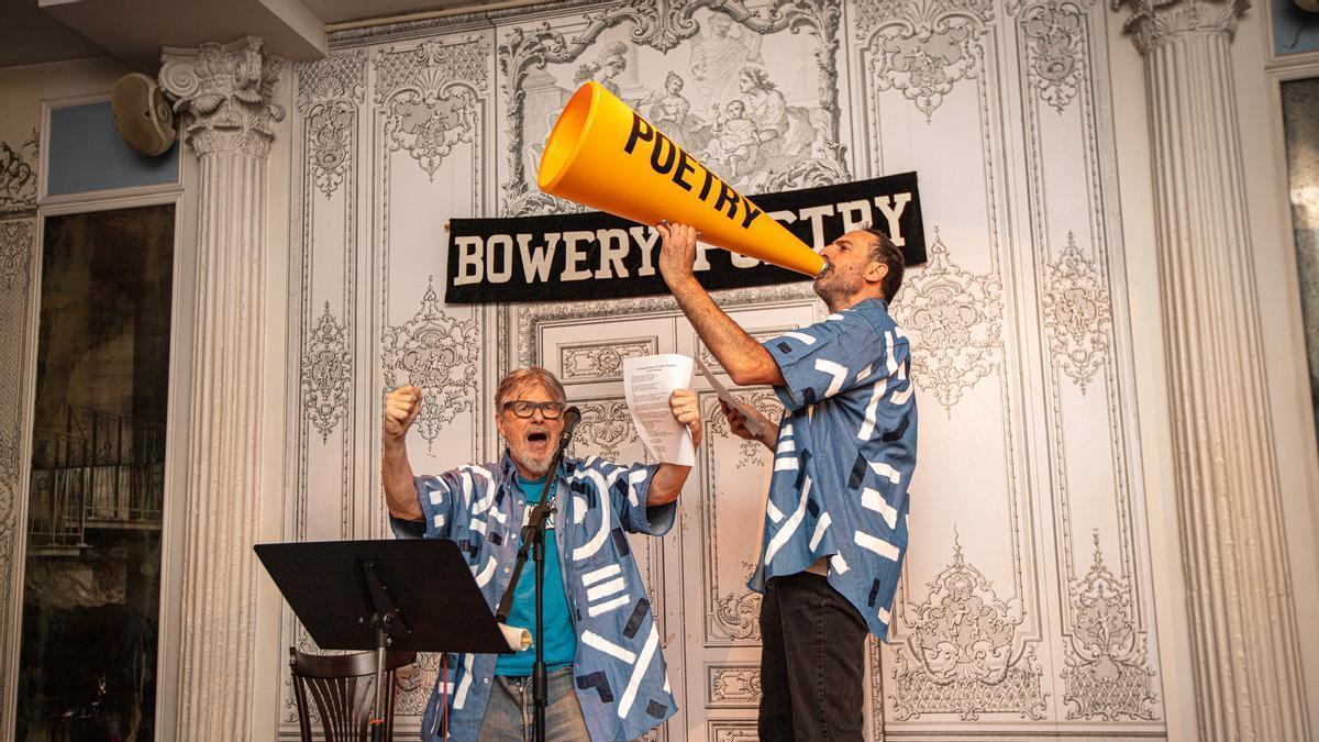 Los poetas Bob Holman y Marcos de la Fuente, en el Bowery de Nueva York.
