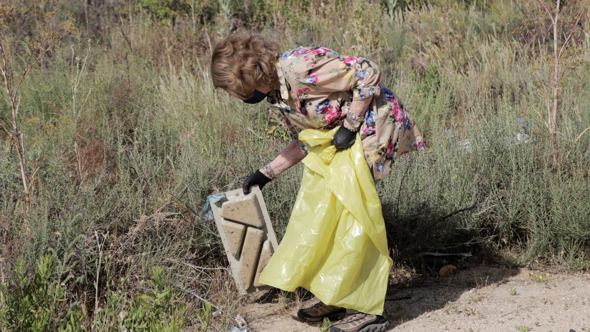 La reina Sofía reafirma su compromiso con el medioambiente recogiendo basura en Madrid